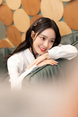 李莎旻子甜美学院风写真图片