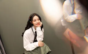 李莎旻子甜美学院风写真图片