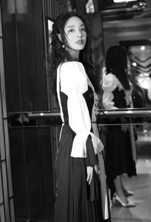 李莎旻子拼色长裙优雅写真图片_8