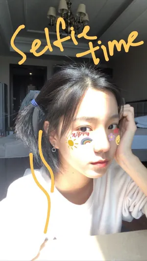 庄达菲俏皮自拍照图片