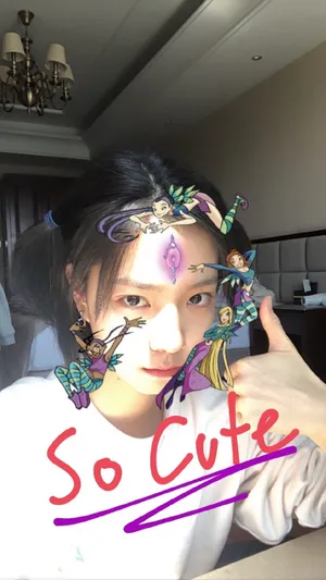 庄达菲俏皮自拍照图片_1