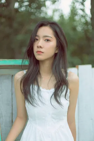 庄达菲清纯白裙意境写真图片