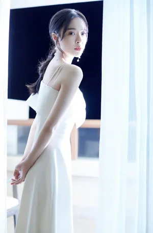 李莎旻子白色吊带裙性感写真图片_1