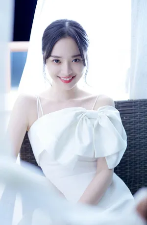 李莎旻子白色吊带裙性感写真图片_2