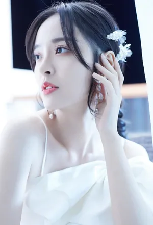 李莎旻子白色吊带裙性感写真图片_3