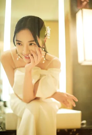 李莎旻子白色吊带裙性感写真图片_4