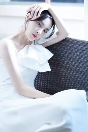李莎旻子白色吊带裙性感写真图片_5