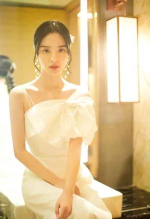 李莎旻子白色吊带裙性感写真图片_6