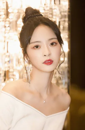 李莎旻子优雅性感写真图片