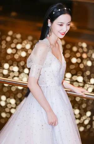 李莎旻子白色纱裙性感写真图片