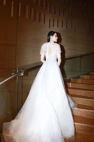 李莎旻子白色纱裙性感写真图片_3