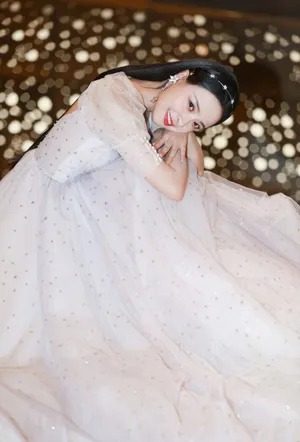 李莎旻子白色纱裙性感写真图片_8