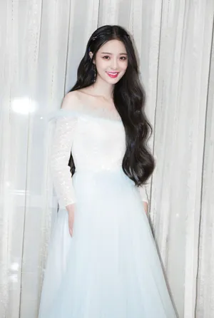 李莎旻子一字肩礼服性感写真图片