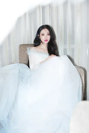 李莎旻子一字肩礼服性感写真图片