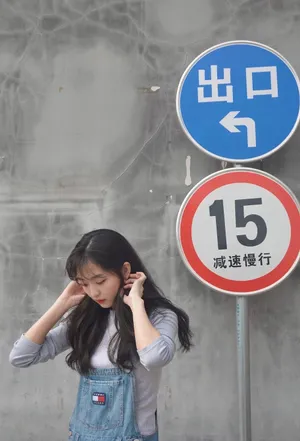 孙千背带裤俏皮街拍图片_1