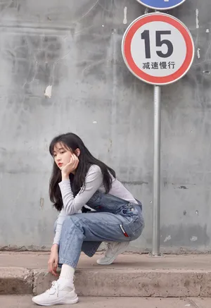 孙千背带裤俏皮街拍图片