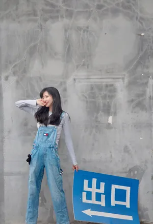 孙千背带裤俏皮街拍图片_2
