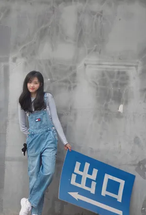孙千背带裤俏皮街拍图片_3
