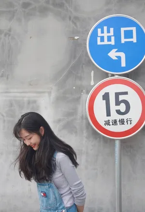 孙千背带裤俏皮街拍图片_4