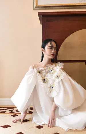 李莎旻子性感露肩写真图片