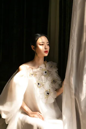 李莎旻子性感露肩写真图片_6