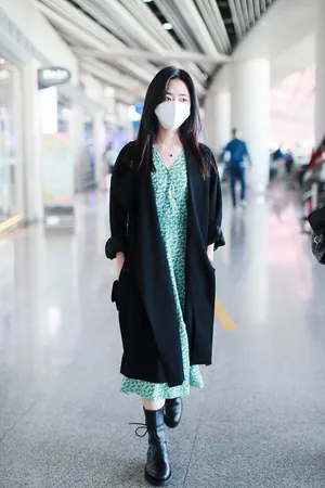 谭松韵碎花裙机场照图片
