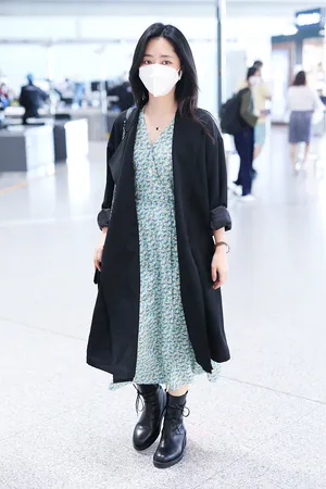 谭松韵碎花裙机场照图片_2