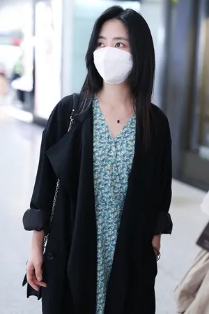 谭松韵碎花裙机场照图片_3