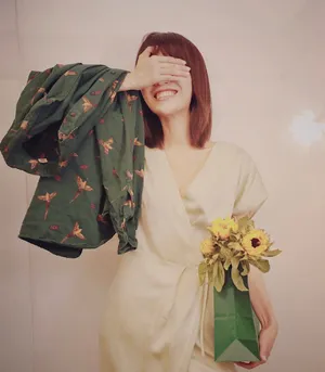 田沅绿色套装干练写真图片_1