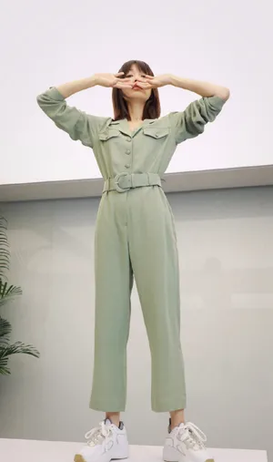 田沅绿色套装干练写真图片_2
