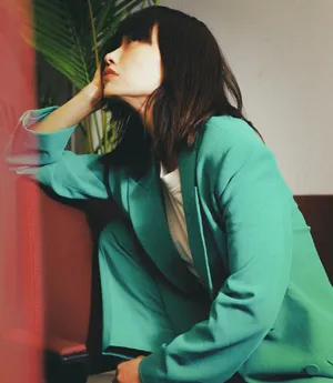 田沅绿色套装干练写真图片_4