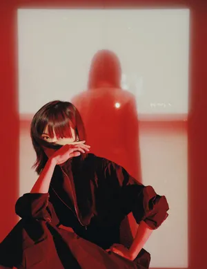 田沅黑裙性感光影写真图片_2