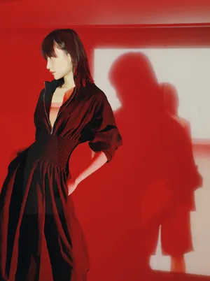 田沅黑裙性感光影写真图片_5