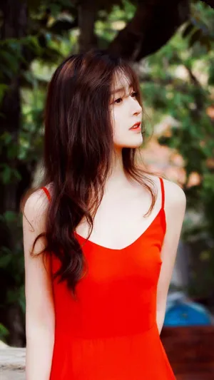 李希萌吊带红裙写真图片