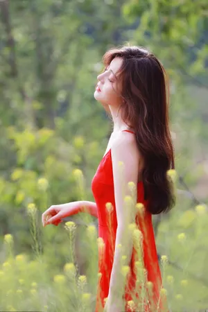 李希萌吊带红裙写真图片_1