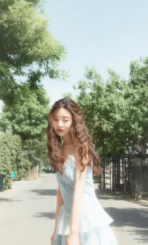 李希萌卷发光影街拍写真图片