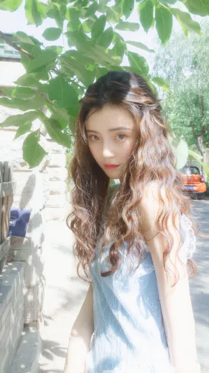 李希萌卷发光影街拍写真图片_2