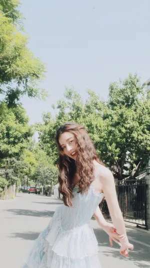 李希萌卷发光影街拍写真图片_4