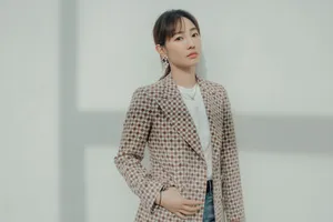 白百何格纹西装性感写真图片_2