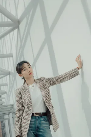 白百何格纹西装性感写真图片_3