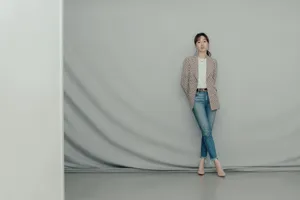 白百何格纹西装性感写真图片_5