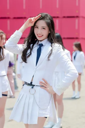创造营2020王艺瑾纯白制服图片