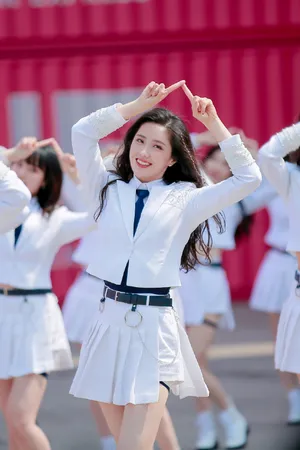 创造营2020王艺瑾纯白制服图片_4
