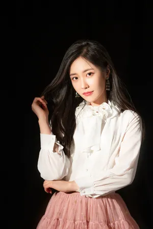 王艺瑾粉裙甜美写真图片