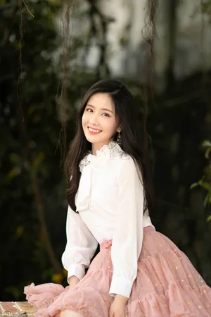 王艺瑾粉裙甜美写真图片_2