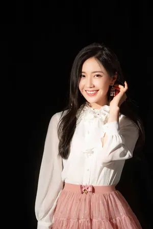 王艺瑾粉裙甜美写真图片_3