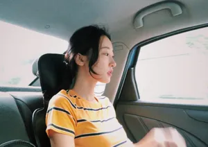 许潇晗条纹上衣甜美生活照图片