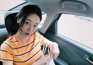 许潇晗条纹上衣甜美生活照图片_2