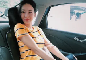 许潇晗条纹上衣甜美生活照图片_3