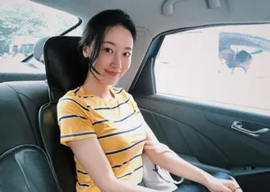 许潇晗条纹上衣甜美生活照图片_4
